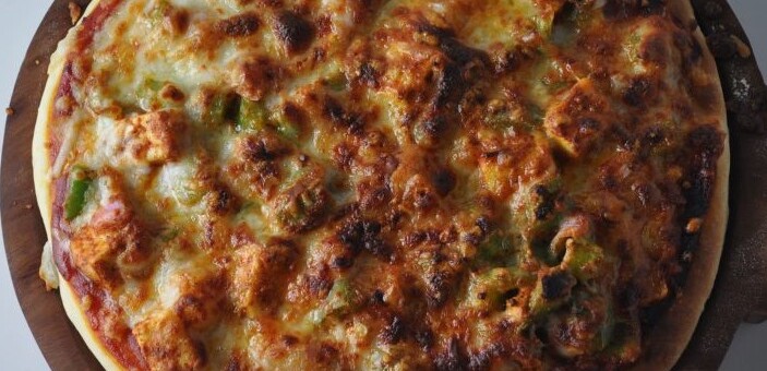 Marinated tandoori paneer pizza